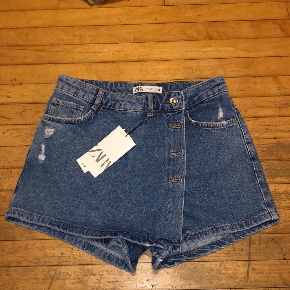 Zara Denim skort. Size Medium. Never worn NWT.